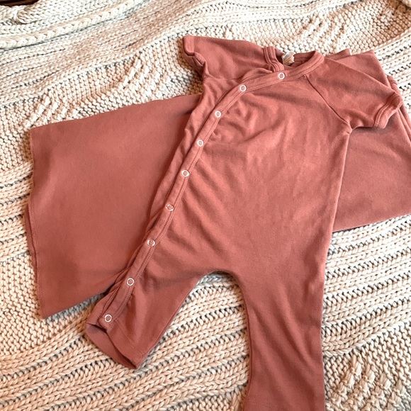 kate quinn Other - Lot of 1 Kate Quinn mauve onesie and 1 swaddle blanket, like new!
